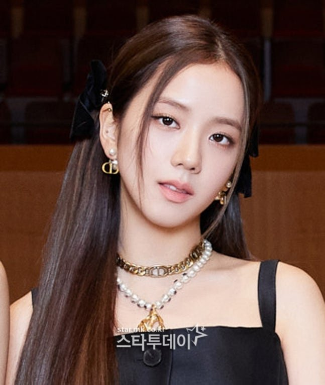 지수 명품 협찬 고사한 출국 모습 지금 더 주목받는 이유는? 이미지 5