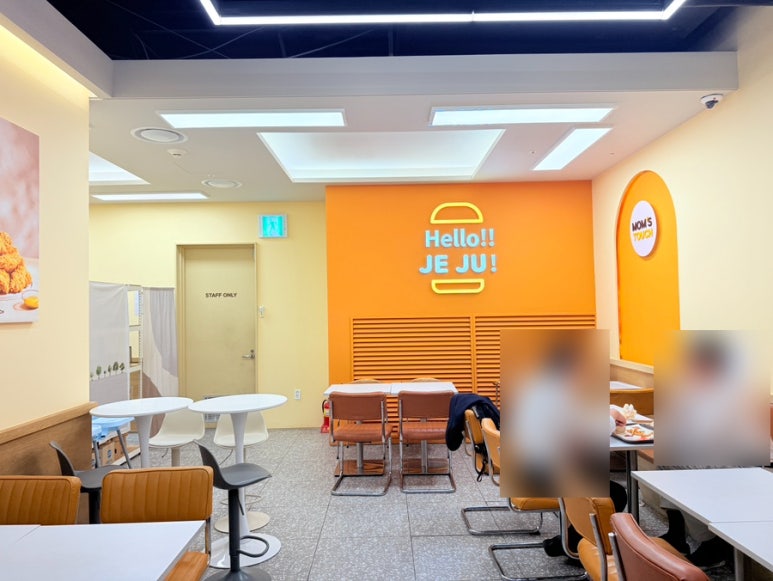맘스터치 제주신화월드점 사진 6
