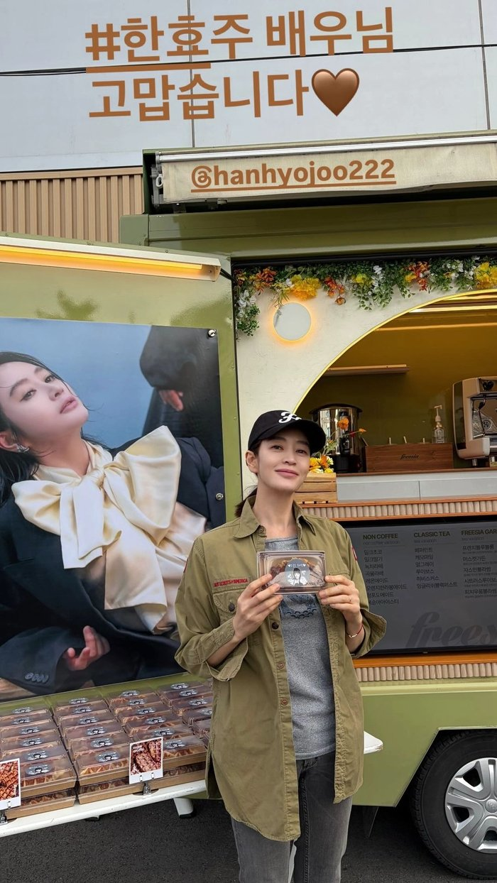 김혜수 한효주 선물 받고 환한 미소 지금 더 주목받는 이유는? 이미지 2