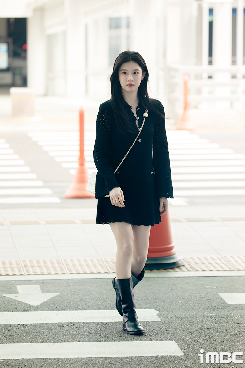 고윤정 딱붙핏 투피스 섹시미 예전과 완전히 달라졌다 이미지 4