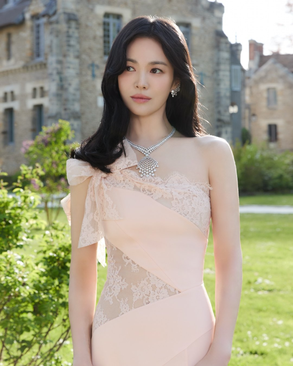 송혜교 시스루 드레스 반전 매력 최근 분위기가 확 바뀌었다 이미지 3
