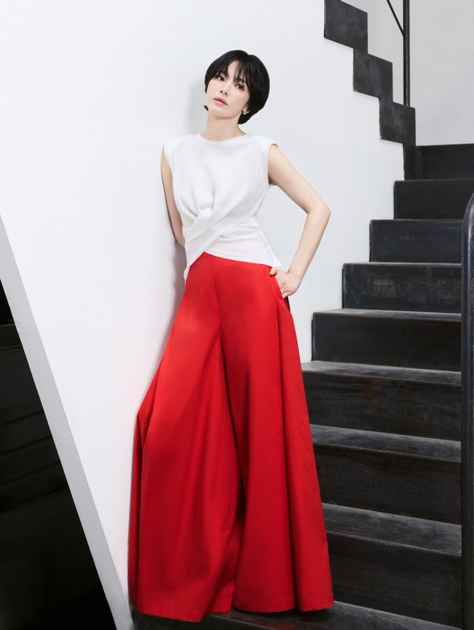 송혜교 시스루 여신 드레스로 파리 홀렸다 근황 하나로 분위기 바뀌었다 이미지 3