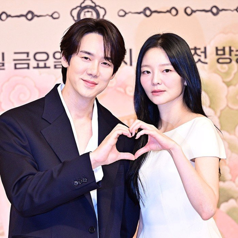 유연석 이솜 데이트 귀걸이 선물 이 관계가 다시 회자되는 중이다 이미지 1