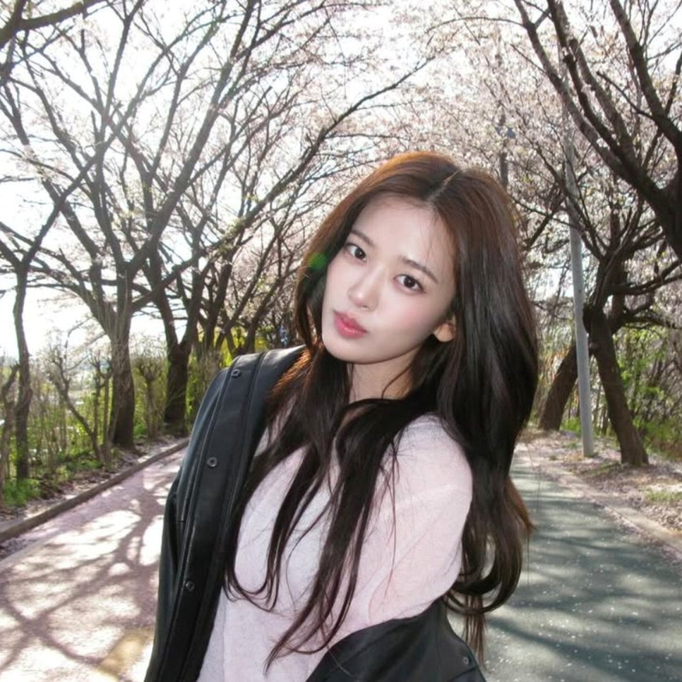 아이브 안유진 꽃놀이 여친짤 비밀 한 장면으로 분위기가 바뀐 이유 이미지 1