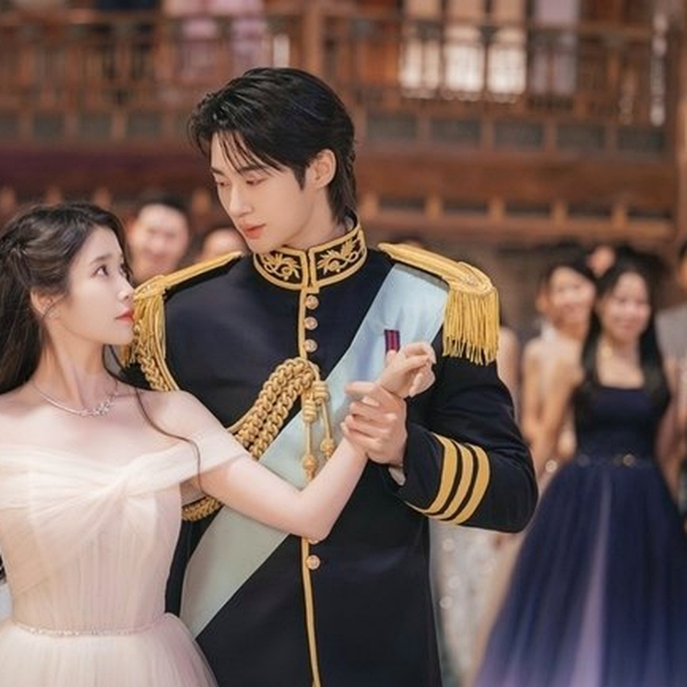 변우석 아이유 한밤중 왈츠 이 관계가 다시 회자되는 중이다 이미지 4