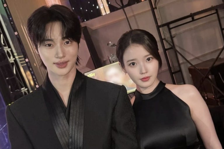 100억 변우석 아이유와 투샷 화제 관계가 다시 주목받는 이유는 이미지 4