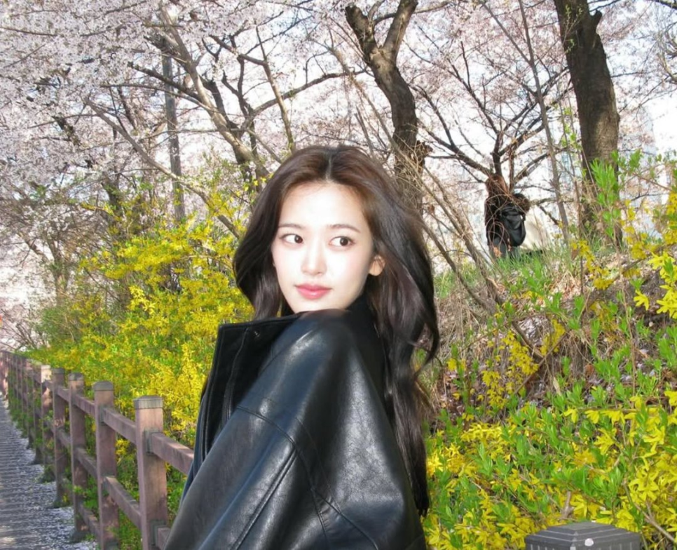 아이브 안유진 꽃놀이 여친짤 비밀 한 장면으로 분위기가 바뀐 이유 이미지 3