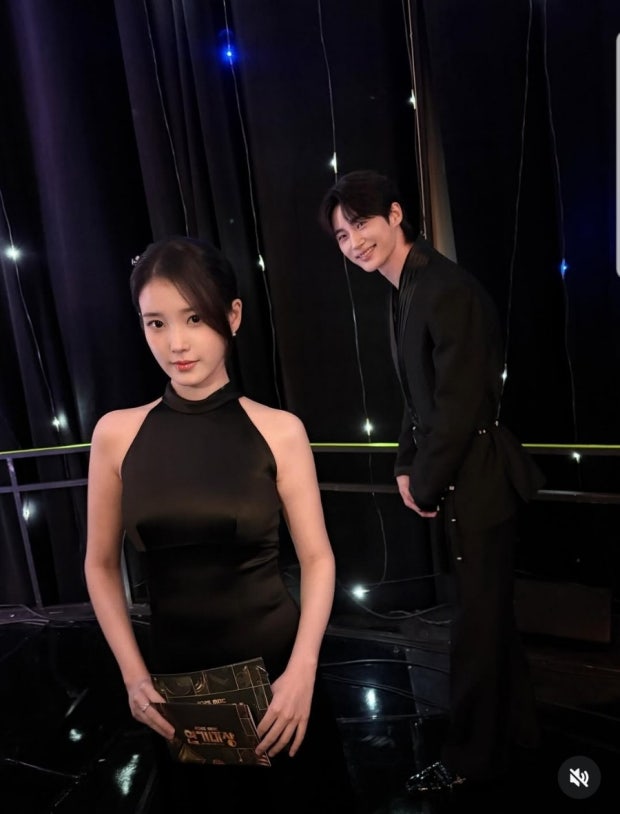 100억 변우석 아이유와 투샷 화제 관계가 다시 주목받는 이유는 이미지 3