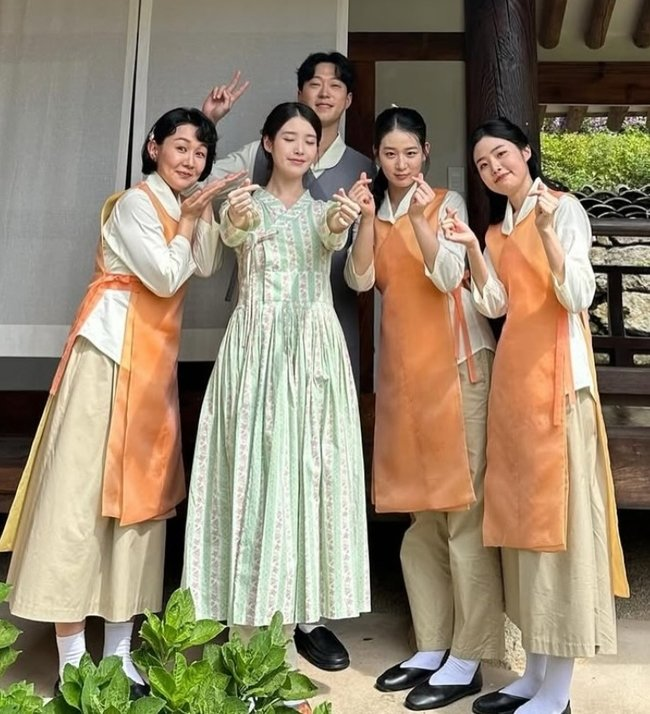 아이유♥변우석 투샷 공개 두 사람 연결되며 반응 커졌다 이미지 6