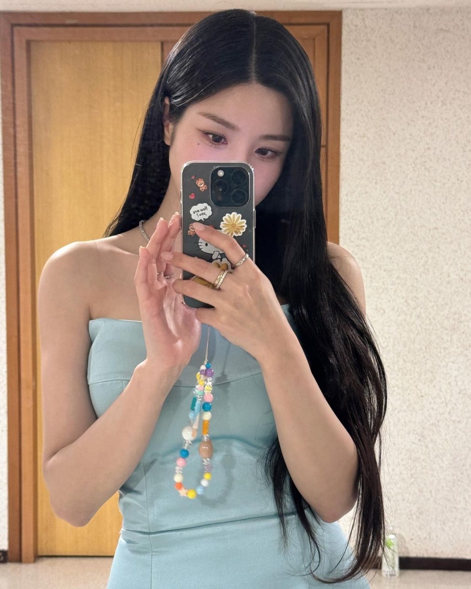 권은비 새 소속사 이적 후 분위기 변신에 반응 쏟아진 이유 왜 요즘 더 눈길이 가는 걸까 이미지 2