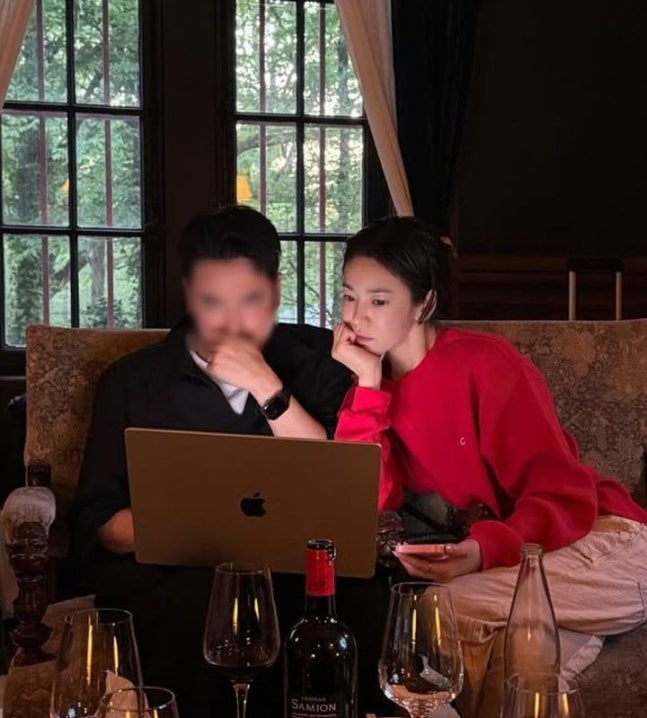 송혜교 옆 남성 눈길 집중 근황 하나로 분위기 바뀌었다 이미지 3