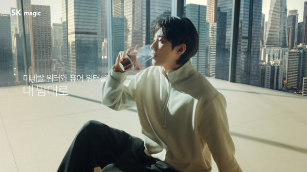 변우석 아이유도 놀란 카리스마 화보 공개 왜 요즘 더 눈길이 가는 걸까 이미지 4