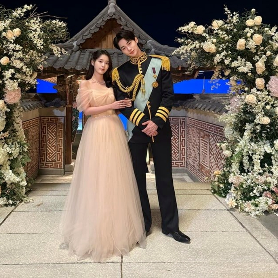 변우석 아이유 자동 손우산 챙김 현실에서도 매너남 인증 요즘 다시 관심이 커진 이유 이미지 6