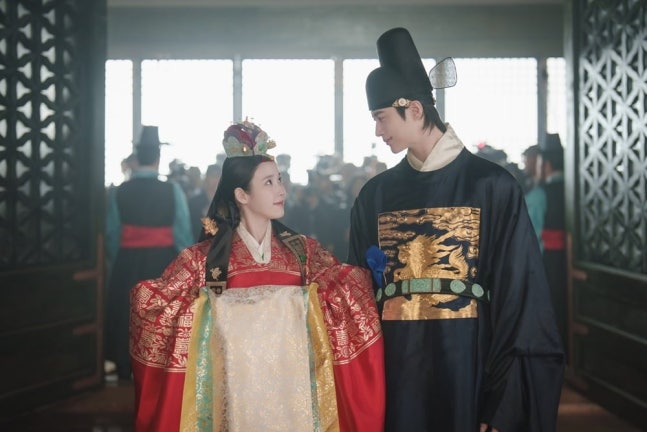 아이유 변우석 결혼식 화제 속에 긴장감 폭발 노상현 공승연 냉담한 시선의 의미는 관계가 다시 주목받는 이미지 1