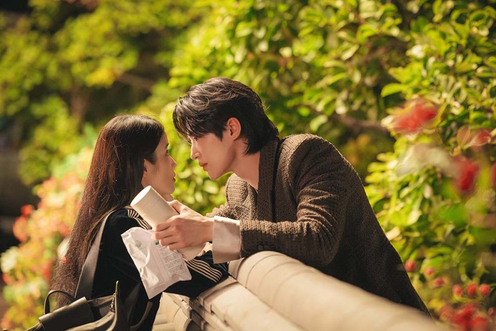 아이유 변우석 결혼식 화제 속에 긴장감 폭발 노상현 공승연 냉담한 시선의 의미는 관계가 다시 주목받는 이미지 6