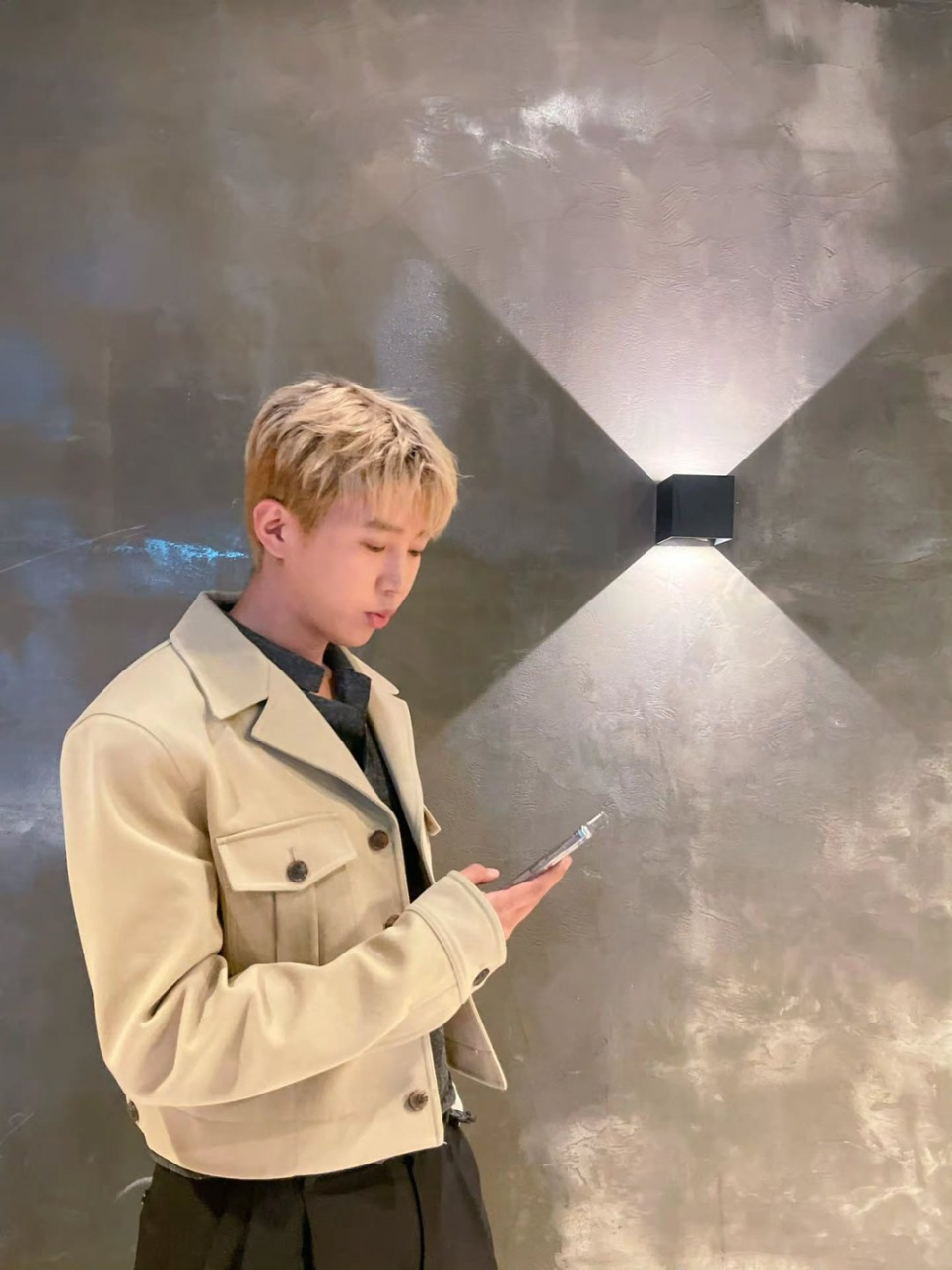 금발 男스타 日라멘집 포착 이 장면 하나로 분위기가 달라졌다 이미지 2