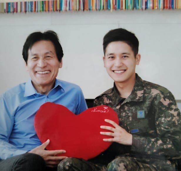 안필립 부여영화제 참석 영광 아버지 턱시도 입고 무대에 영상 하나로 반응 쏟아졌다 이미지 3