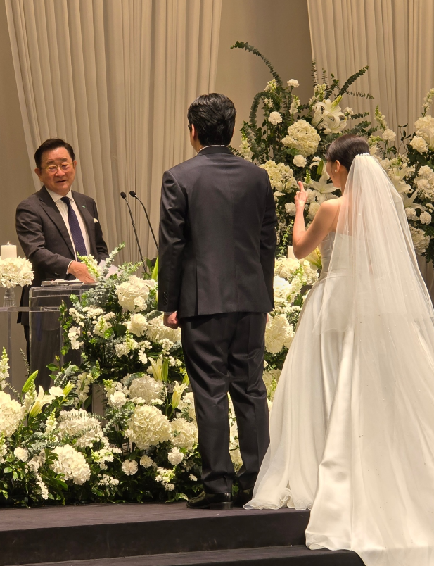 1살 연하와 결혼 오마주 환한 미소 이홍렬 주례 속 축복 가득한 예식 현장 관계가 다시 주목받는 이유는 이미지 2