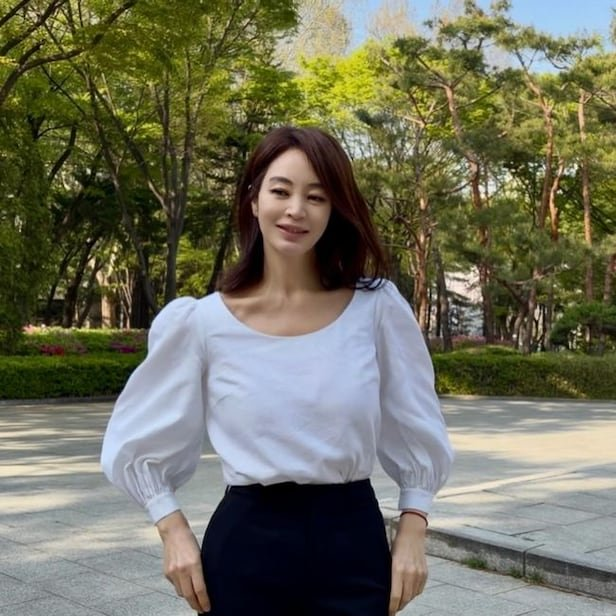 김혜수 빛나는 비주얼 아우라 55세에도 거리를 런웨이로 만들다 지금 보니 느낌이 완전히 다르다~! 이미지 5