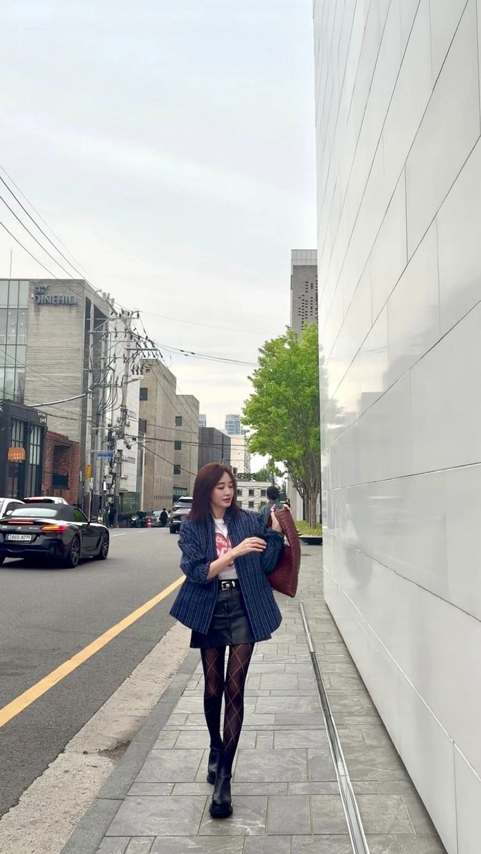 김혜수 빛나는 비주얼 아우라 55세에도 거리를 런웨이로 만들다 지금 보니 느낌이 완전히 다르다~! 이미지 4