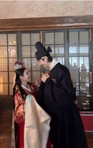 아이유 변우석 혼례복 댄스 지금 다시 보는 사람들이 많다.! 이미지 3