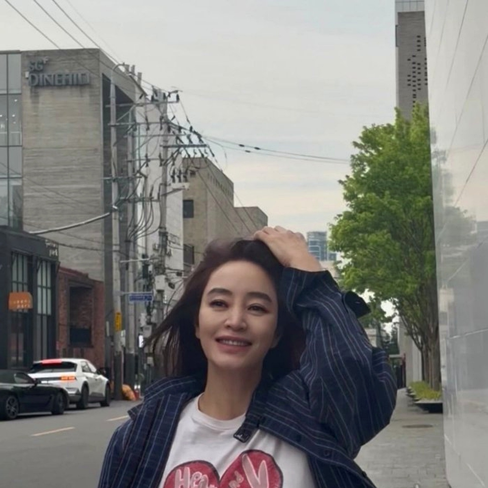 김혜수 빛나는 비주얼 아우라 55세에도 거리를 런웨이로 만들다 지금 보니 느낌이 완전히 다르다~! 이미지 6