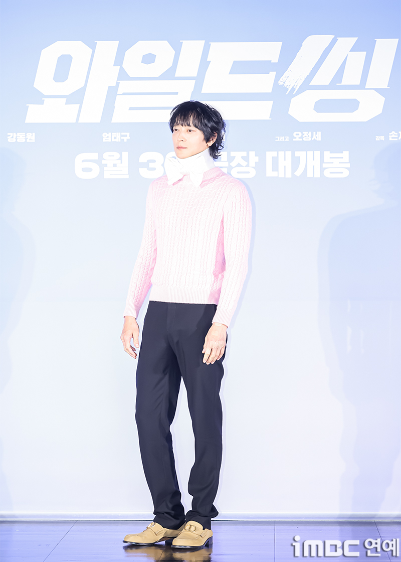 코디가 안티 수준? 강동원 핑크 리본 논란 이 일로 분위기가 확 달라졌다 이미지 5