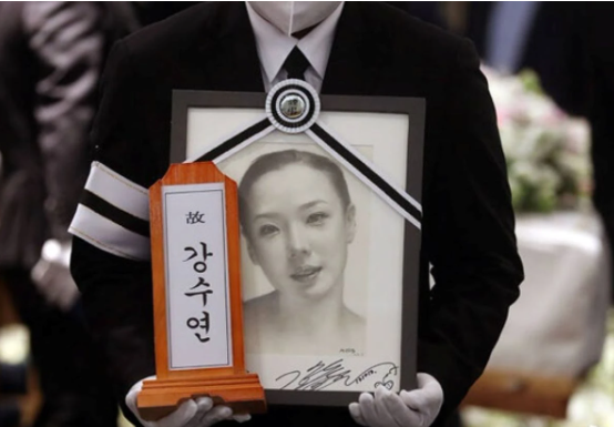 월드스타 故강수연 벌써 4주기 심정지 상태 발견 후 이틀만 별세 영원한 은막의 별을 기리며 지금 더 주 이미지 1