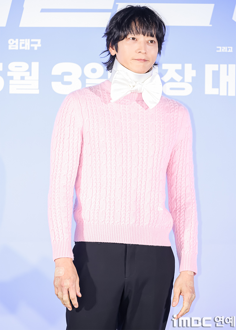 코디가 안티 수준? 강동원 핑크 리본 논란 이 일로 분위기가 확 달라졌다 이미지 3