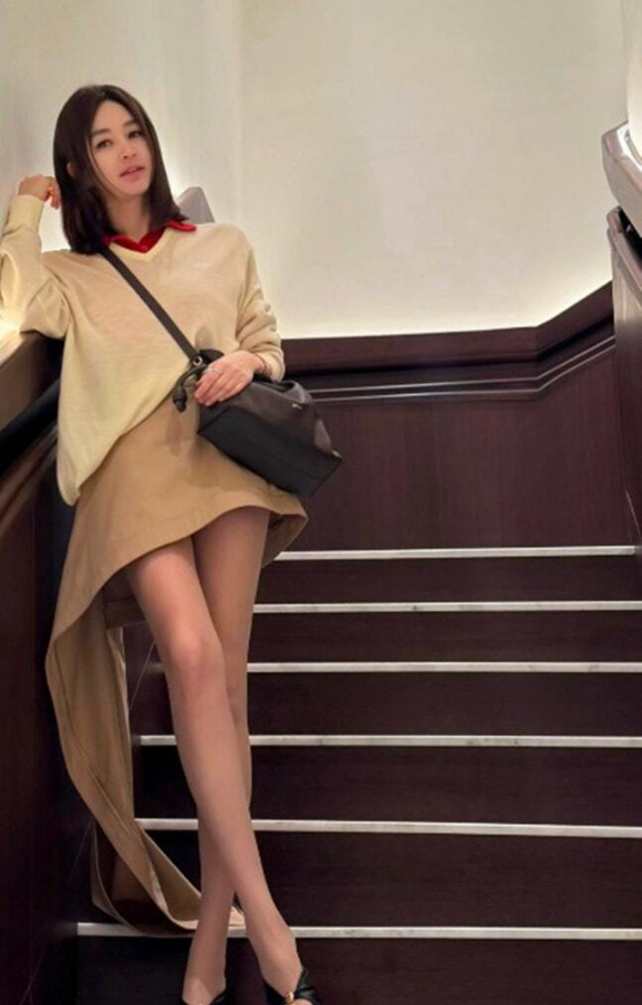 나이 거꾸로 먹나? 김혜수 56세 초미니 각선미 요즘 들어 반응이 커지고 있다 이미지 1