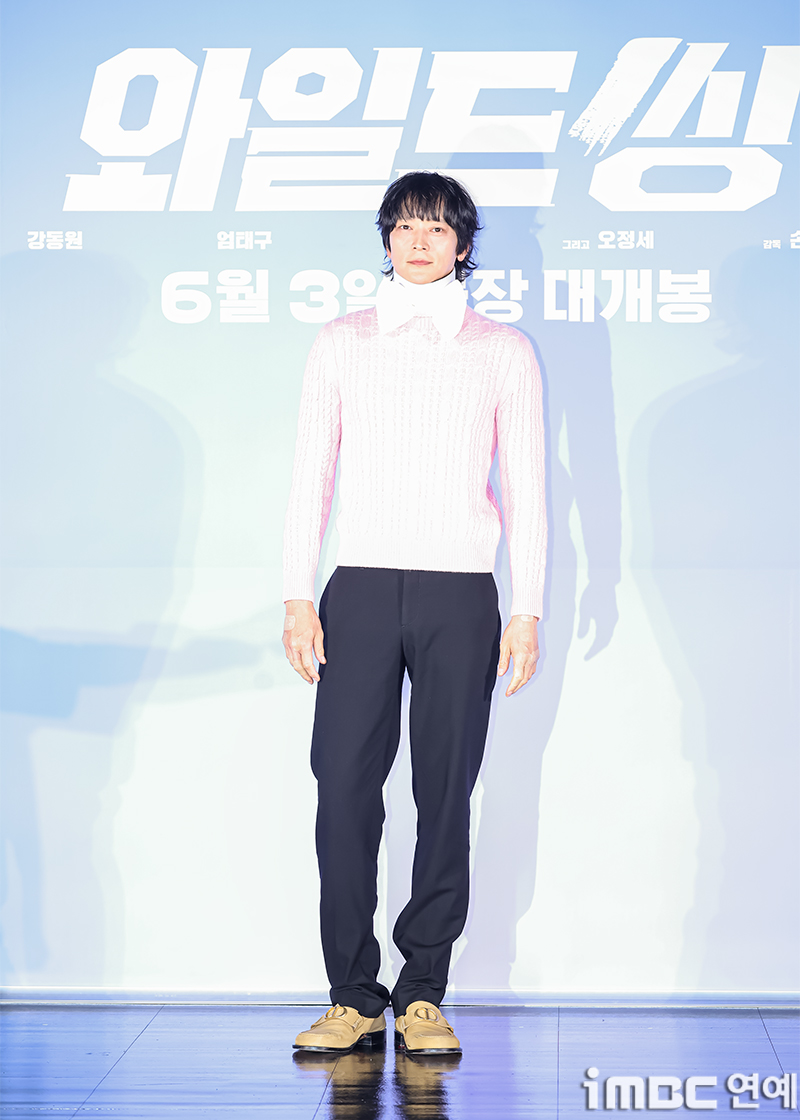 코디가 안티 수준? 강동원 핑크 리본 논란 이 일로 분위기가 확 달라졌다 이미지 4