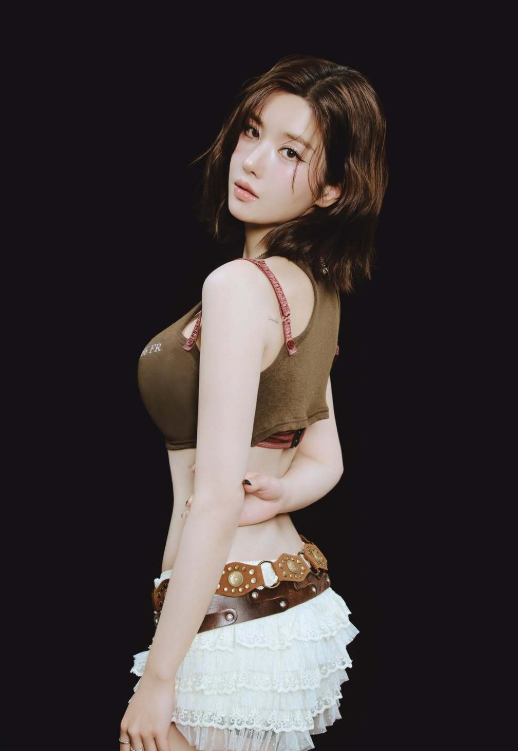 권은비 워터밤 여신 화보 독보적 글래머 몸매 지금 다시 보는 사람들이 많다.! 이미지 2
