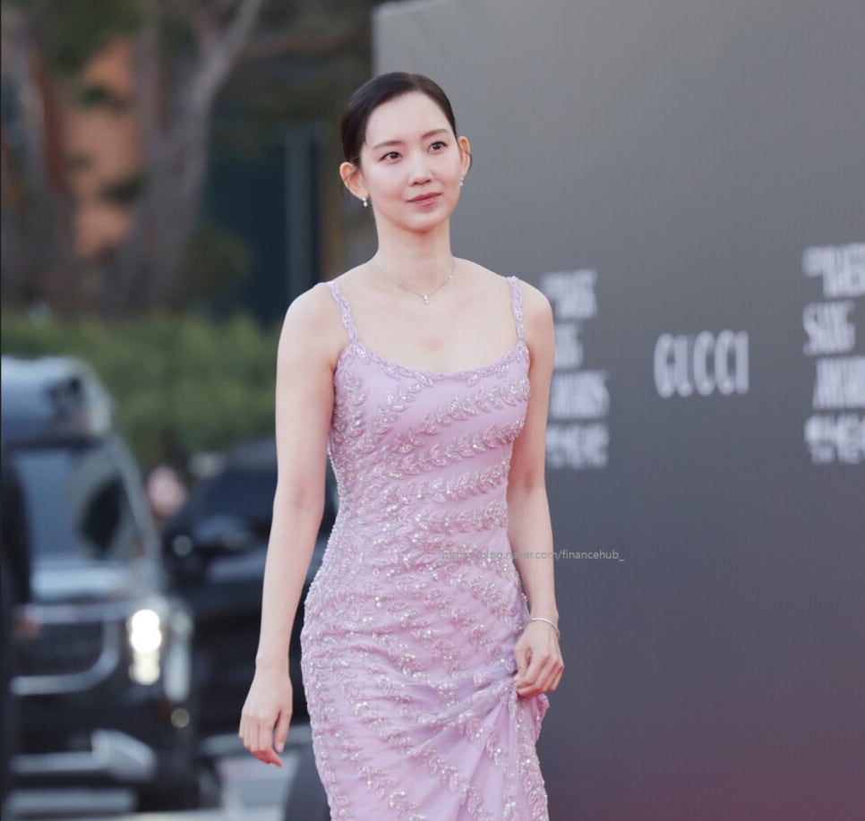 백상 레드카펫 아찔했던 신현빈 어깨끈 흘러도 끝까지 웃었다 요즘 들어 반응이 커지고 있다 이미지 6