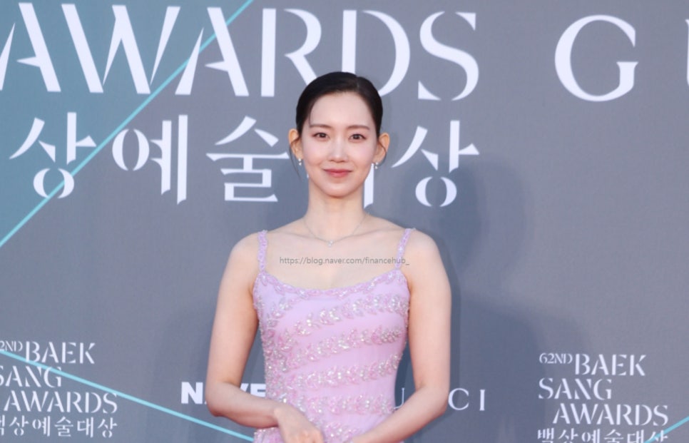 백상 레드카펫 아찔했던 신현빈 어깨끈 흘러도 끝까지 웃었다 요즘 들어 반응이 커지고 있다 이미지 2