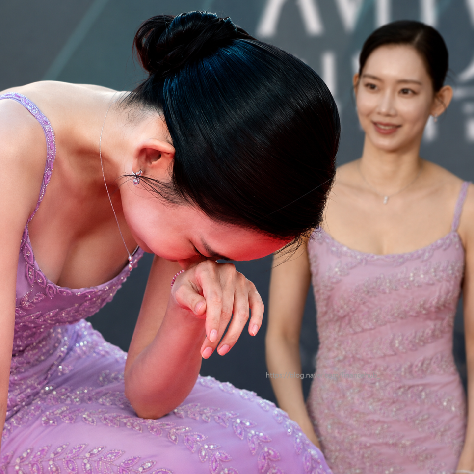 백상 레드카펫 아찔했던 신현빈 어깨끈 흘러도 끝까지 웃었다 요즘 들어 반응이 커지고 있다 이미지 3