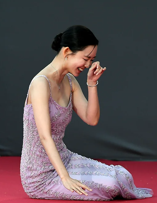 신현빈 백상 레드카펫 꽈당 두 번이나 어깨끈 흘러도 미소짓고 벌떡 근황 하나로 분위기 바뀌었다 이미지 1