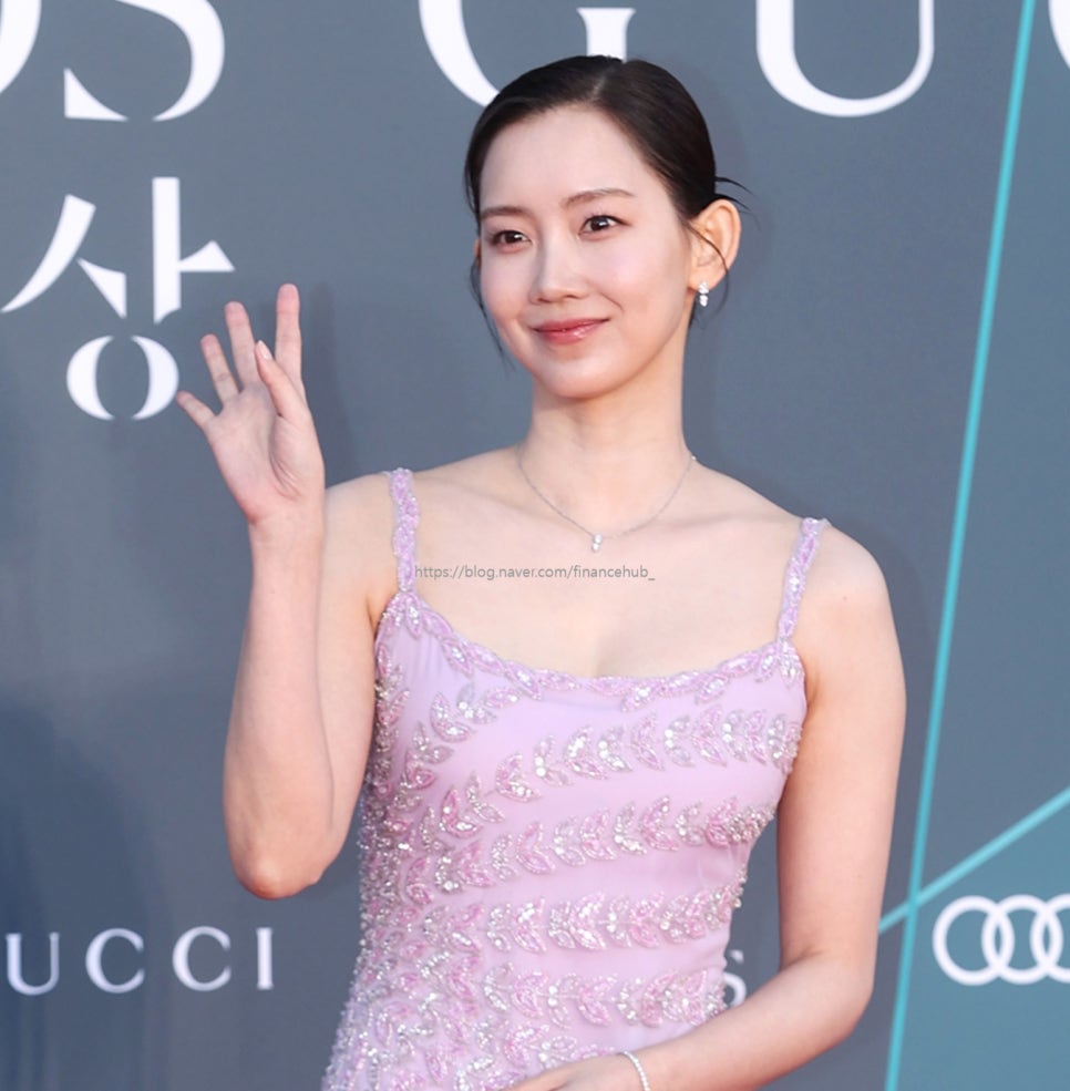 백상 레드카펫 아찔했던 신현빈 어깨끈 흘러도 끝까지 웃었다 요즘 들어 반응이 커지고 있다 이미지 1