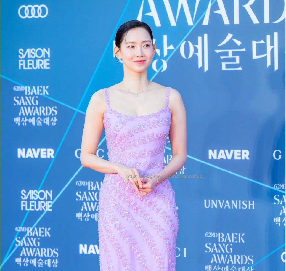 백상 레드카펫 아찔했던 신현빈 어깨끈 흘러도 끝까지 웃었다 요즘 들어 반응이 커지고 있다 이미지 4