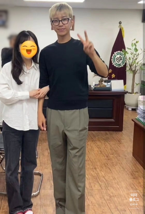 임영웅 페라리 타고 모교 깜짝 방문 학생들 몰려든 진짜 이유 요즘 다시 관심이 커진 이유 이미지 5