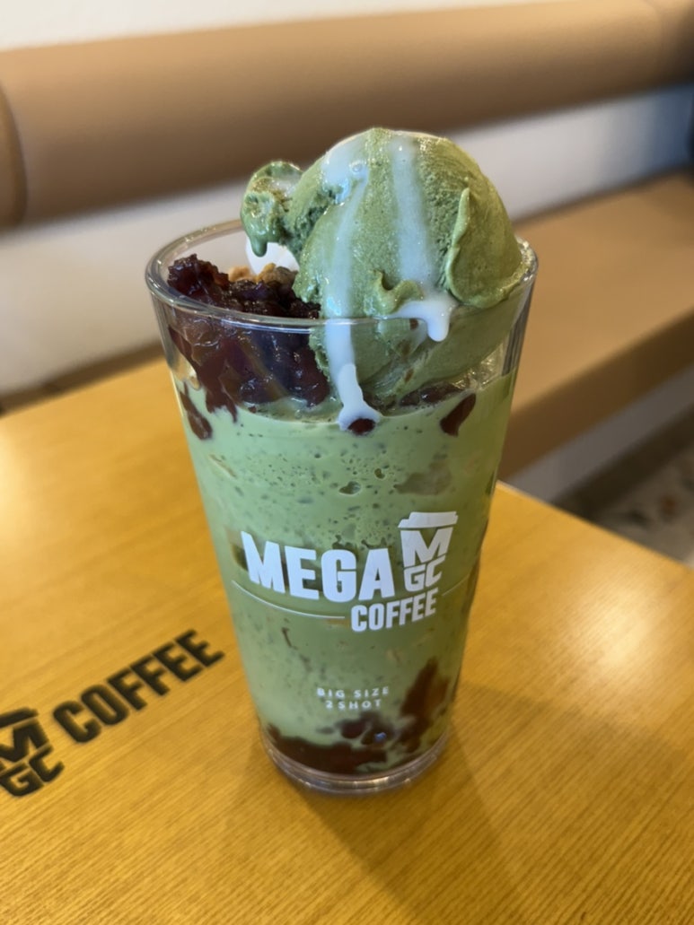 메가MGC커피 홍대입구역점 사진 6