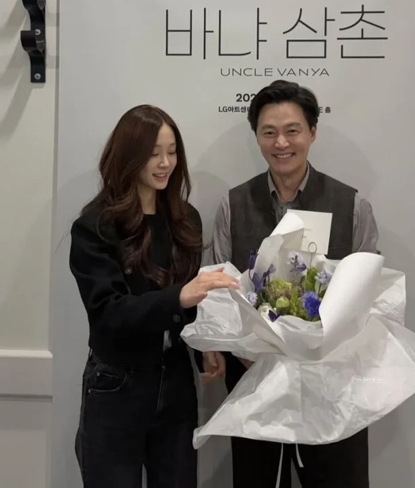 대림家 4세 이주영 이서진 첫 연극 직접 관람 남다른 친분 재조명 이 일로 분위기가 확 달라졌다 이미지 1