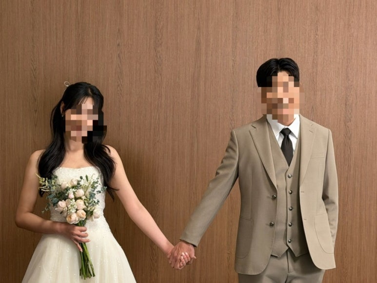 나무 벽 앞 손잡은 커플