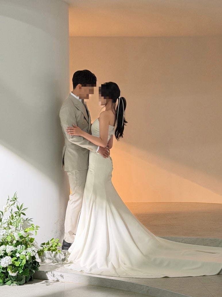 기둥 옆 따뜻한 조명 속에서 포옹하는 커플