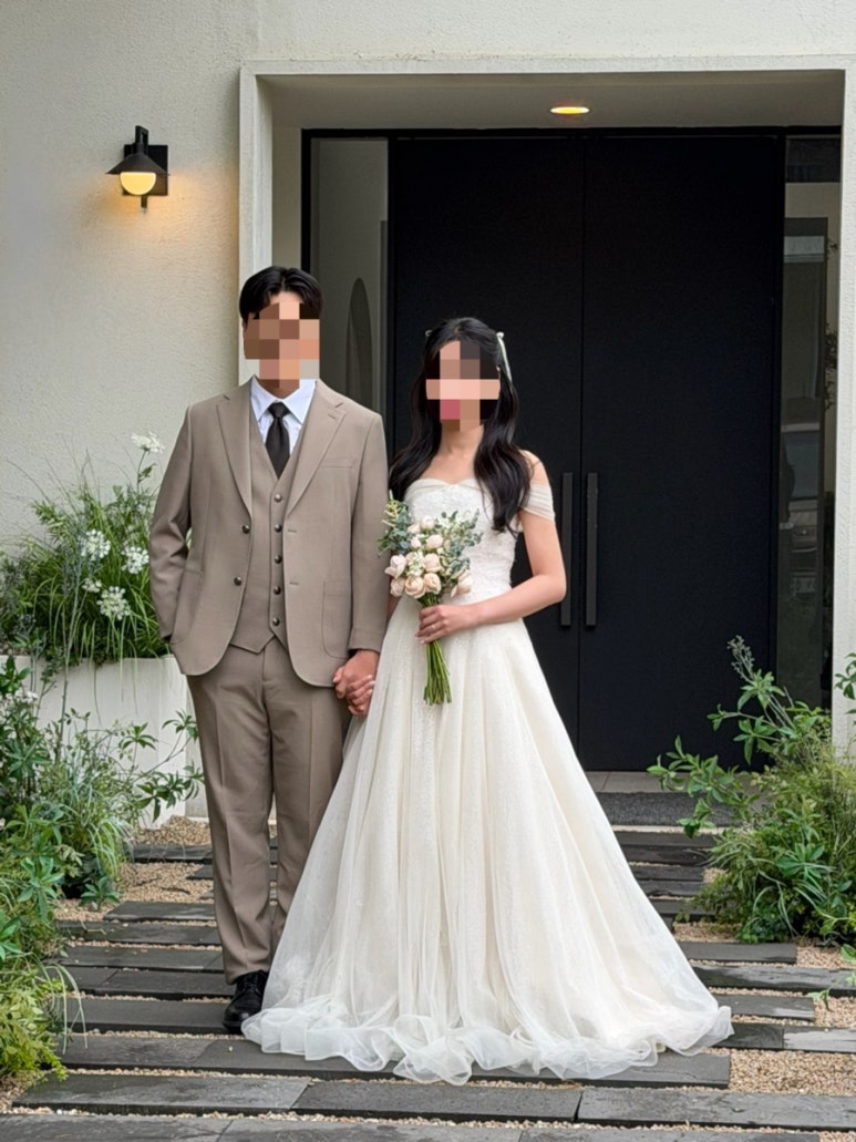대문 앞 돌길에 선 커플 전신, 양옆 초록 화단