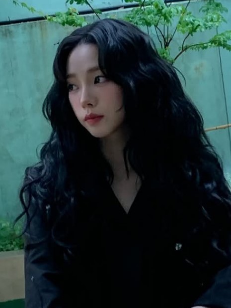 카리나가 재유행 시킨 긴머리 굵은 히피펌 근황 하나로 분위기 바뀌었다 이미지 5