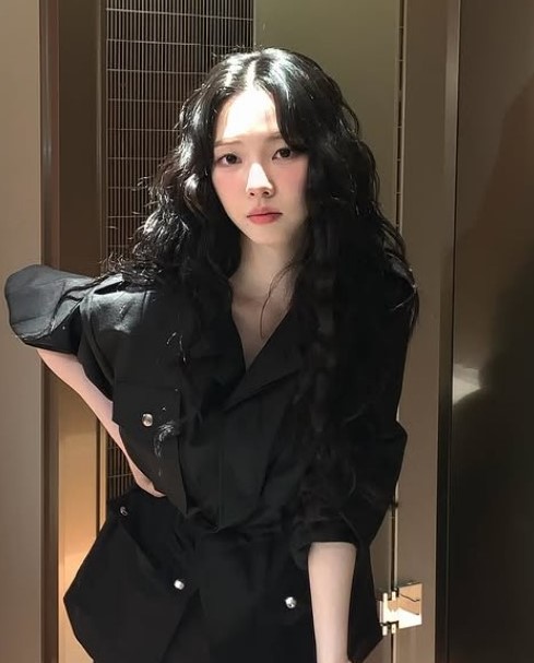 카리나가 재유행 시킨 긴머리 굵은 히피펌 근황 하나로 분위기 바뀌었다 이미지 4