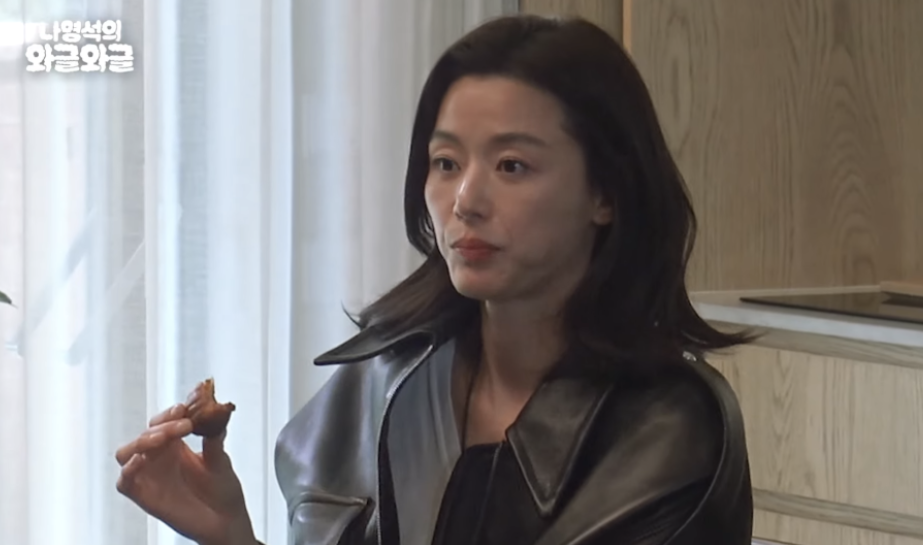 올드머니 OOTD 정석 전지현 83만원 흰티셔츠 화제 이유 왜 요즘 더 눈길이 가는 걸까 이미지 1