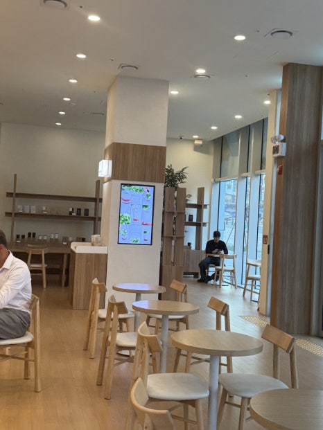 더커피 신촌점 사진 8