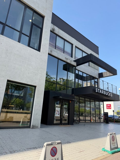 스타벅스 수원망포DT점 사진 4