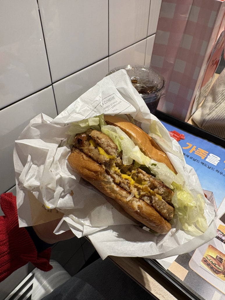 맥도날드 서울교대점 사진 2